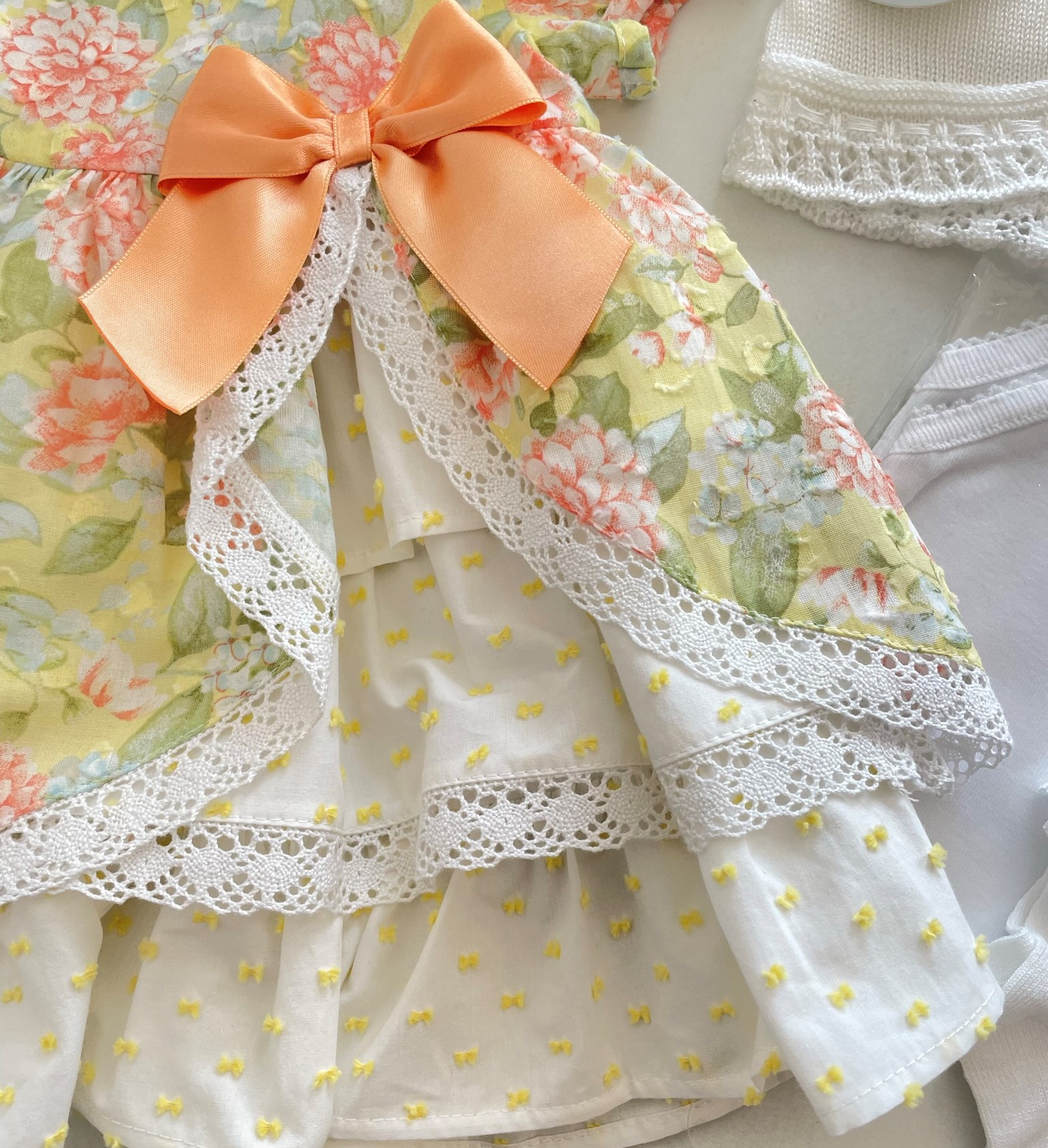 Vestido florido com laço salmão