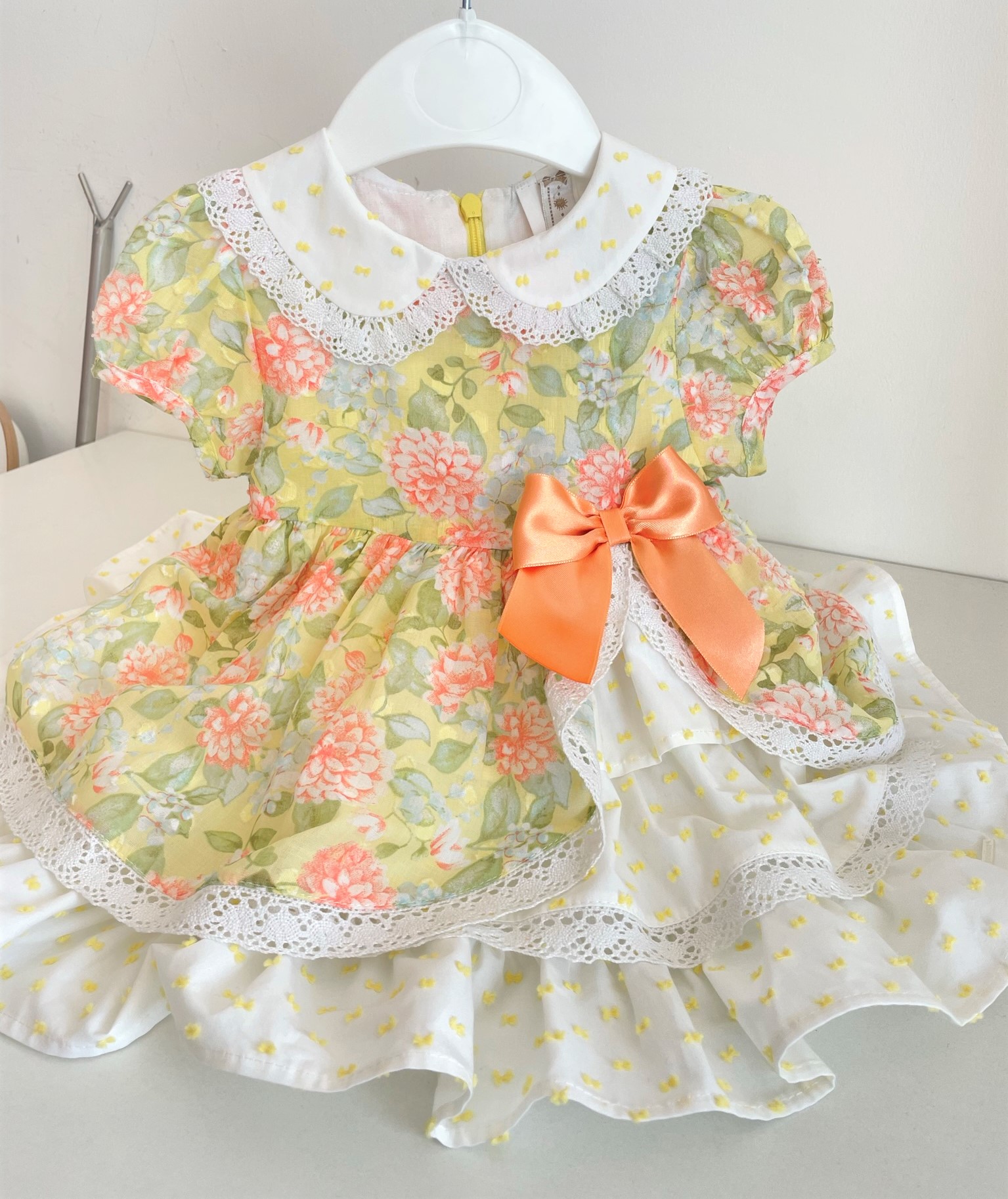 Vestido florido com laço salmão