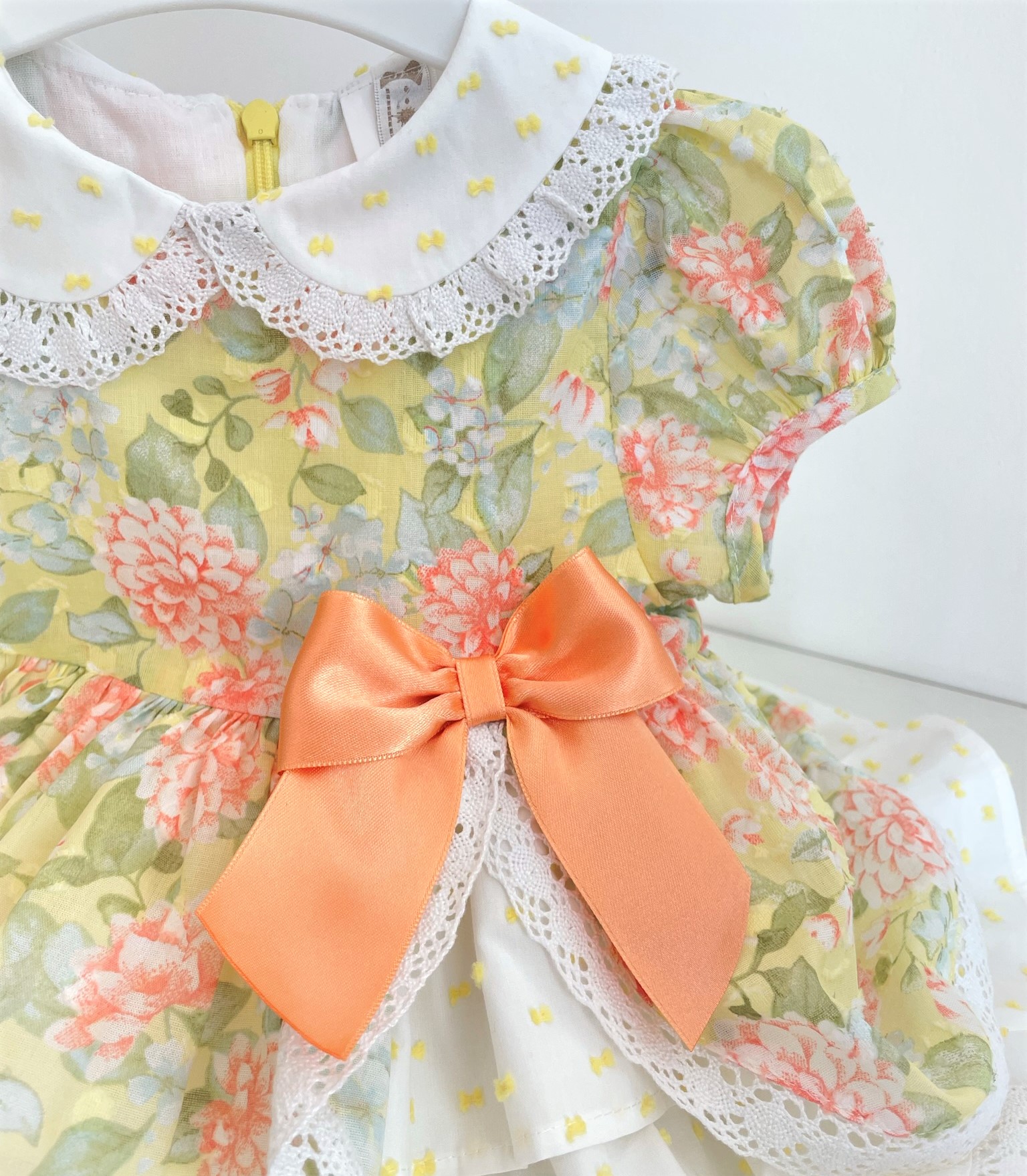 Vestido florido com laço salmão