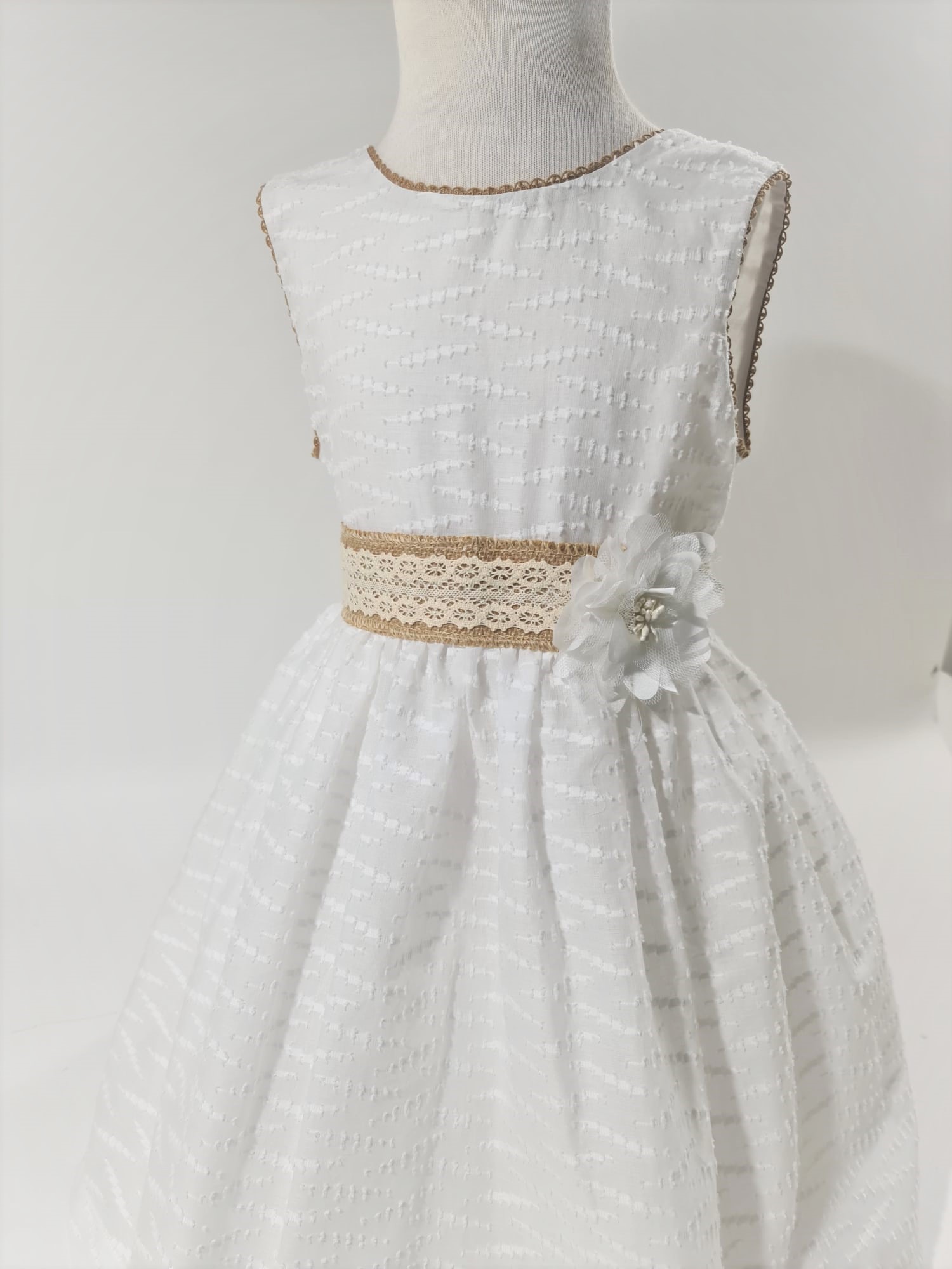 Vestido bege com pormenores em camel