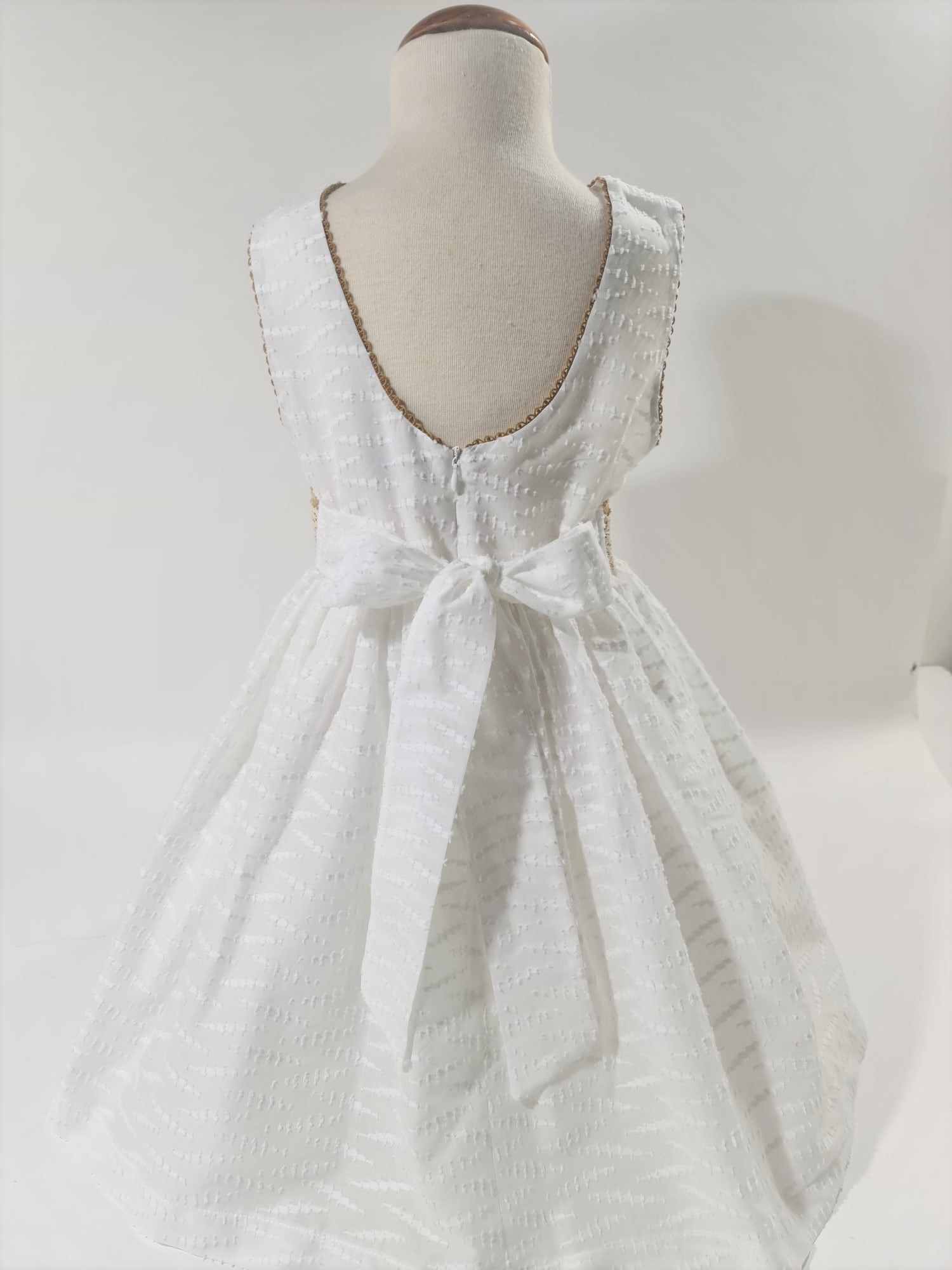 Vestido bege com pormenores em camel