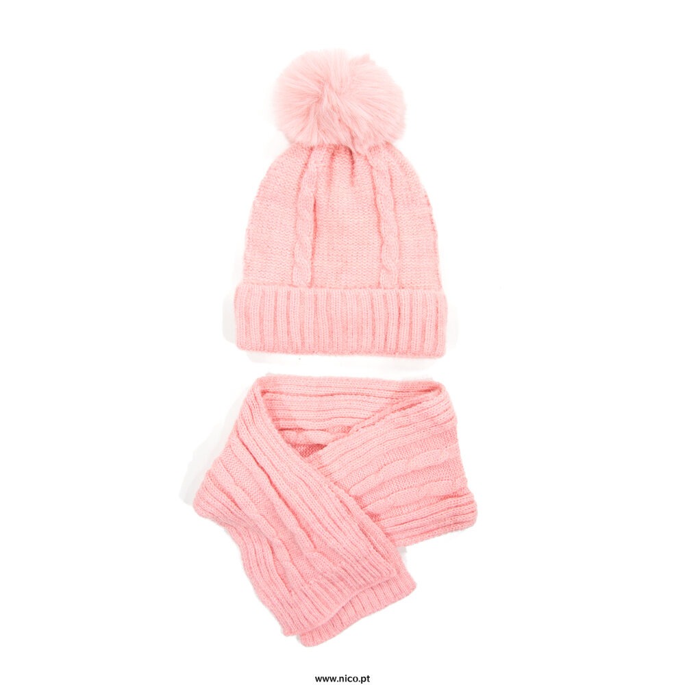 Cachecol e gorro com pompom