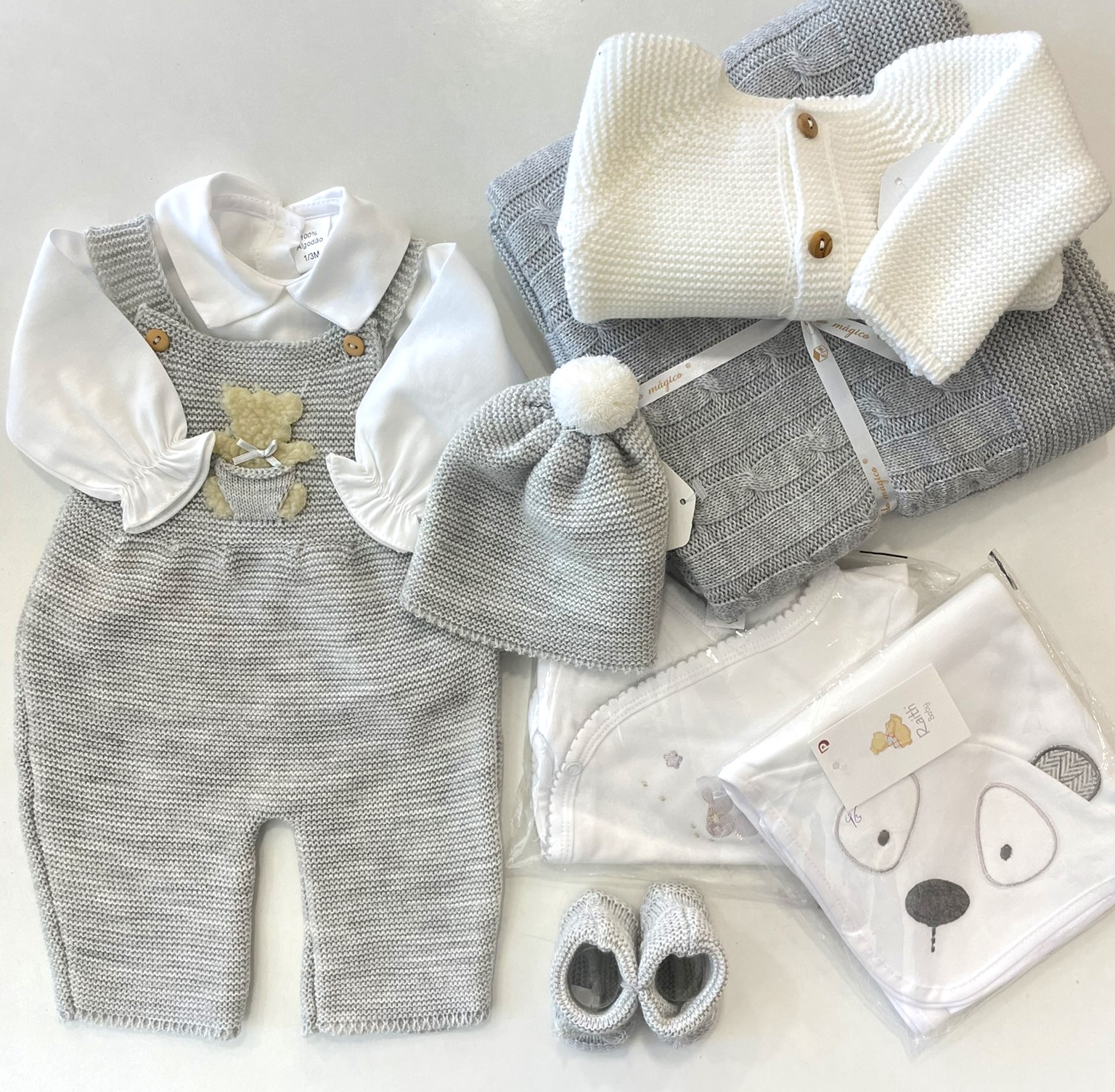 Jardineira de malha com camisa e gorro