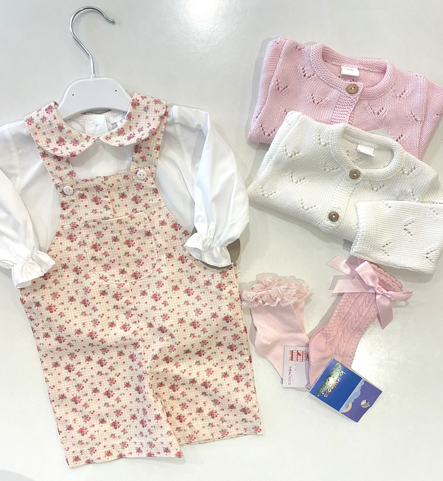 Jardineira florida com blusa - rosa